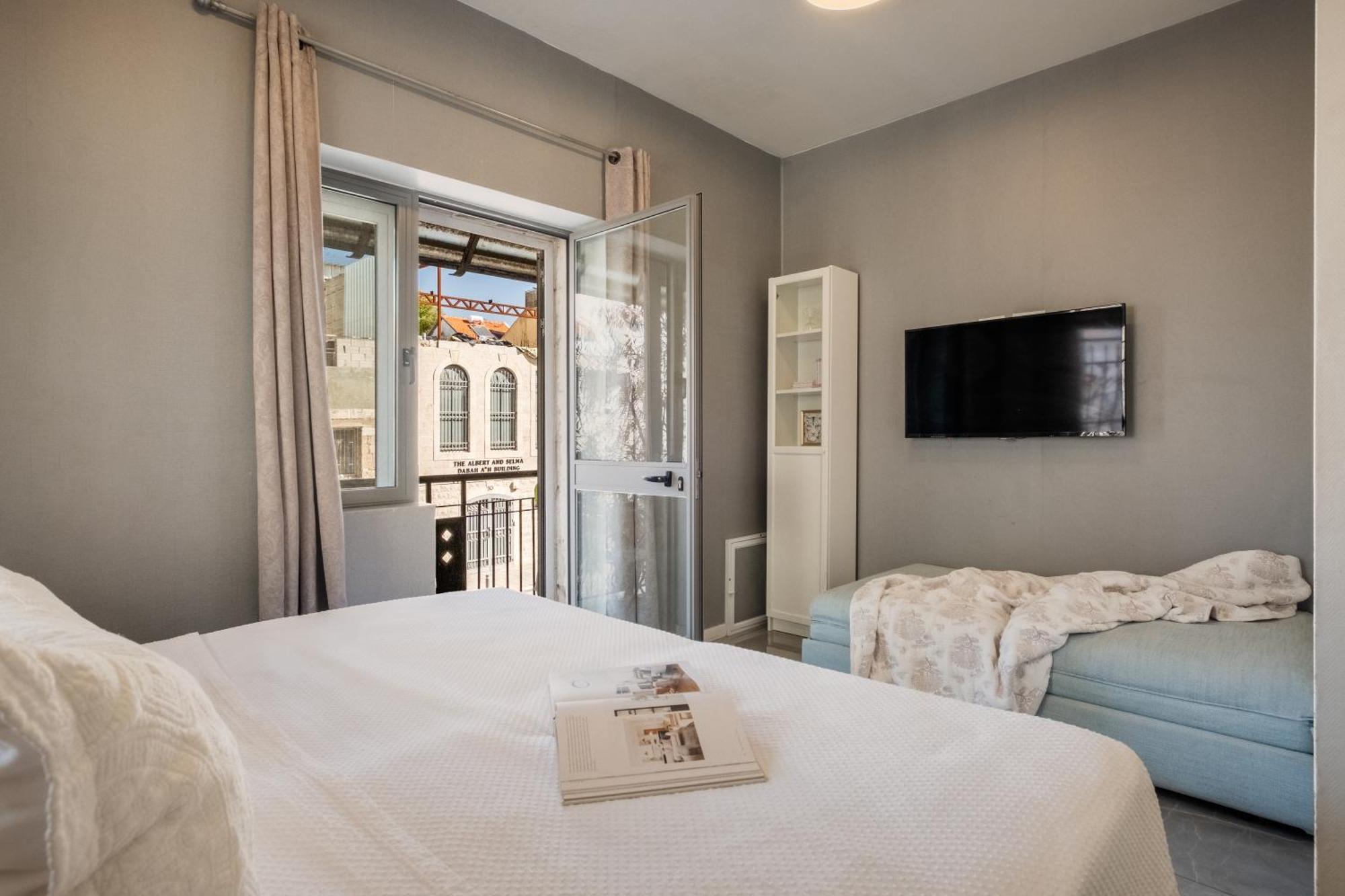 Dinning Room, Bedroom And Balcony Jerusalem Exteriör bild