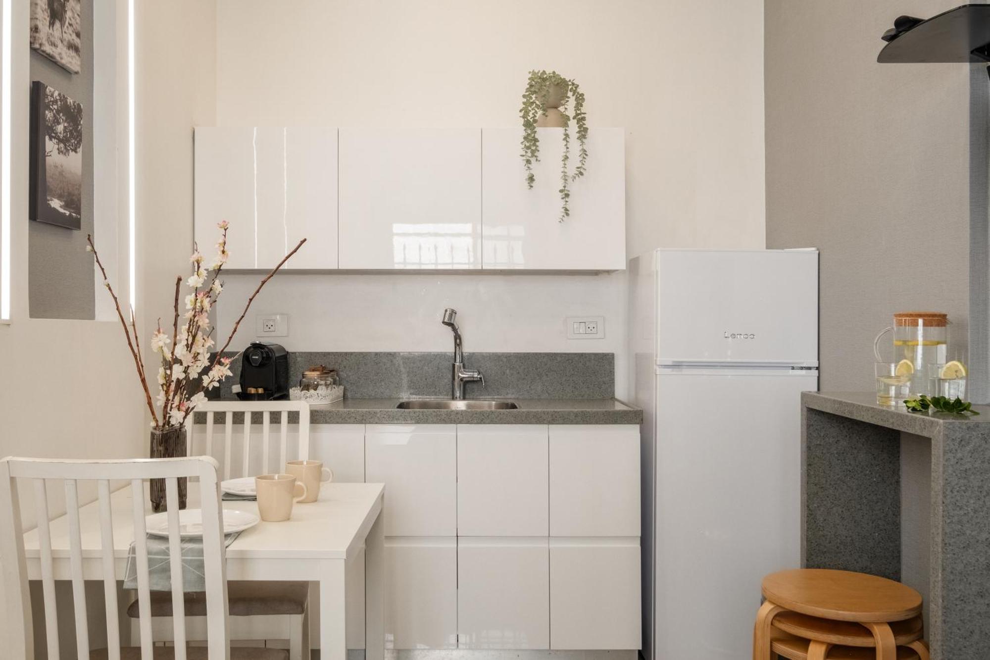 Dinning Room, Bedroom And Balcony Jerusalem Exteriör bild